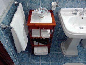 Habitación superior, vista a la ciudad | Baño | Tina con regadera, tina profunda, amenidades de baño gratuitas