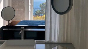 华丽双人房, 阳台, 海景 (Palazzo Don'Anna) | 浴室 | 淋浴设施、浴袍、坐浴桶、毛巾