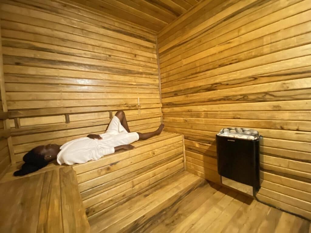 Et sauna-rum med trævægge og bænke.