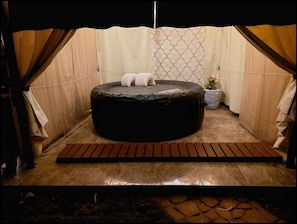 Deluxe-Zimmer, 1 King-Bett, Nichtraucher, Poolblick | Minibar, Zimmersafe, individuell dekoriert, individuell eingerichtet