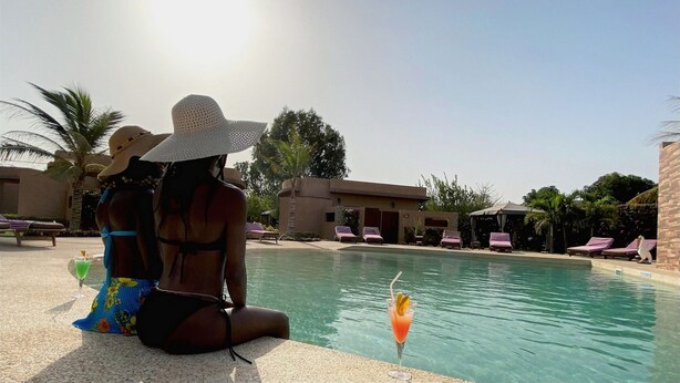 A poolside area with lounge chairs and a clear sky. - Hôtel La Belle Etoile & SPA (Mbour)