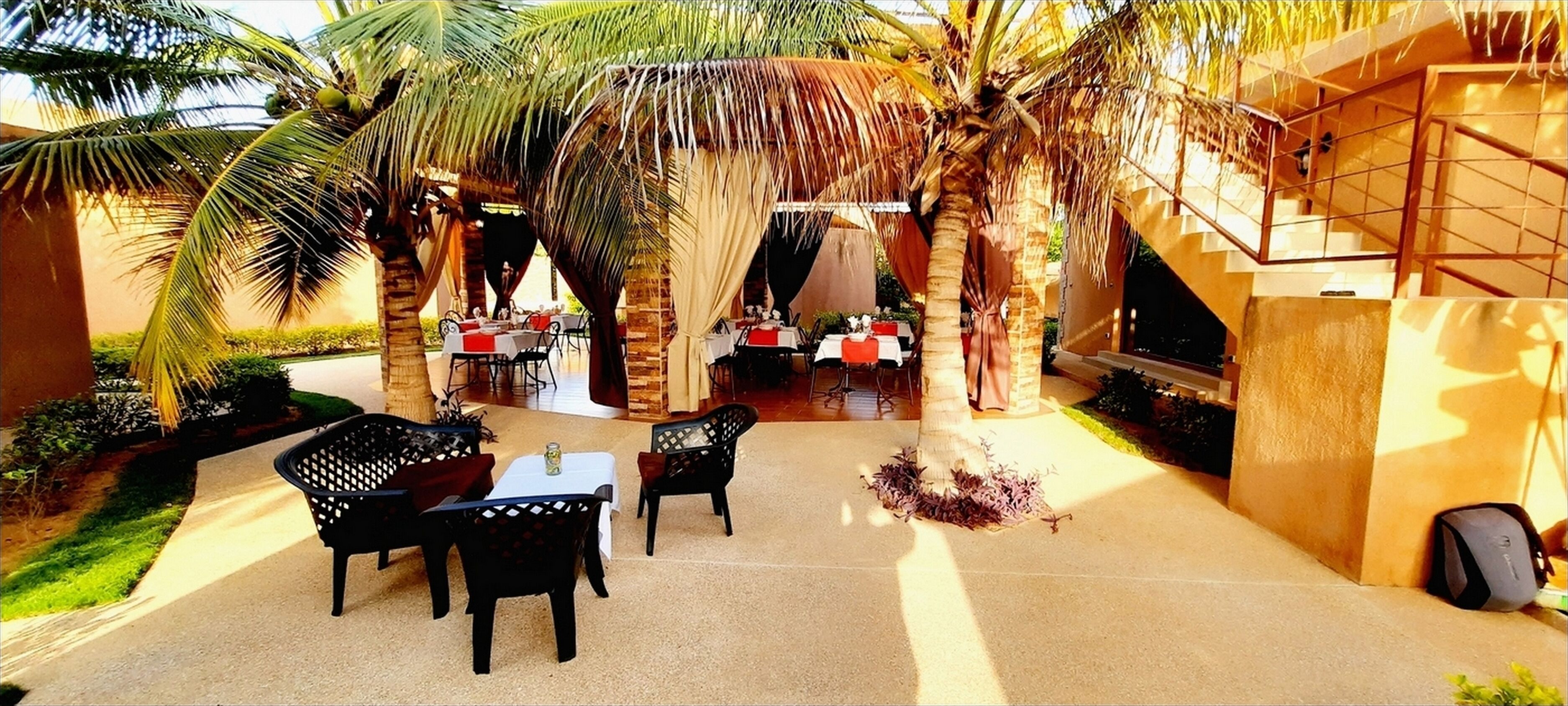 Petit déjeuner, déjeuner et dîner servis sur place, vue sur la piscine