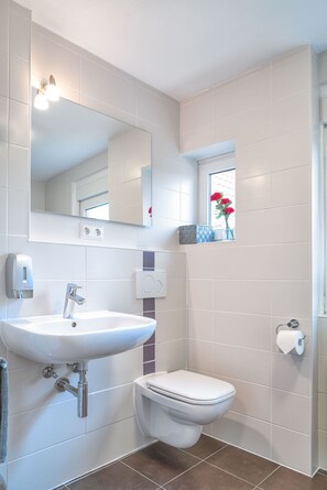 Shower, towels - Pension Sleep In Brettach (Langenbrettach)