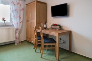 Basic Triple Room | Living area | Flat-screen TV - Pension Sleep In Brettach (Langenbrettach)