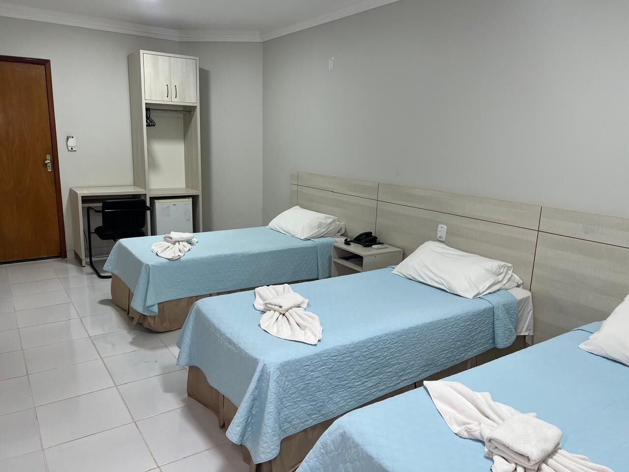 ميني بار ومكتب وستائر تعتيم ومكواة/لوح كي