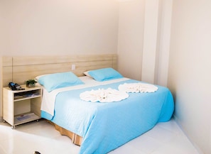 Bar mini, meja, langsir/tirai gelap terus, seterika/papan seterika