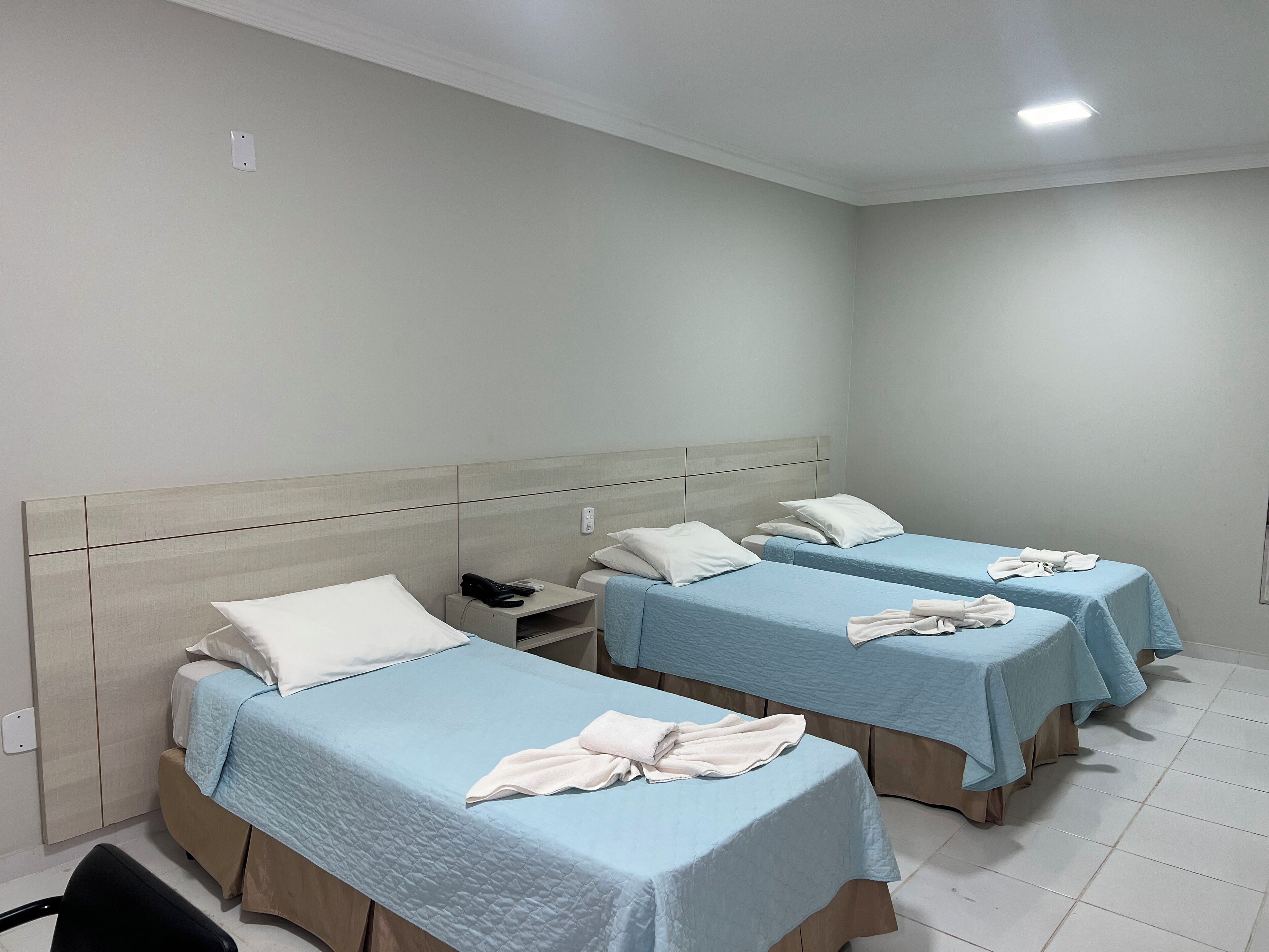 Habitación triple Deluxe | Minibar, escritorio, cortinas blackout y tabla de planchar con plancha 