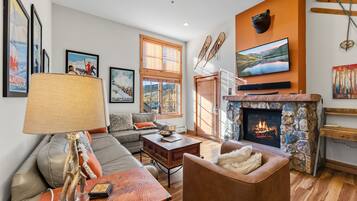 Smart-TV, peis og bøker