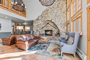 Smart TV, chimenea y libros 