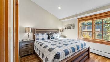 3 soverom, skrivebord, strykejern/-brett og reiseseng for barn