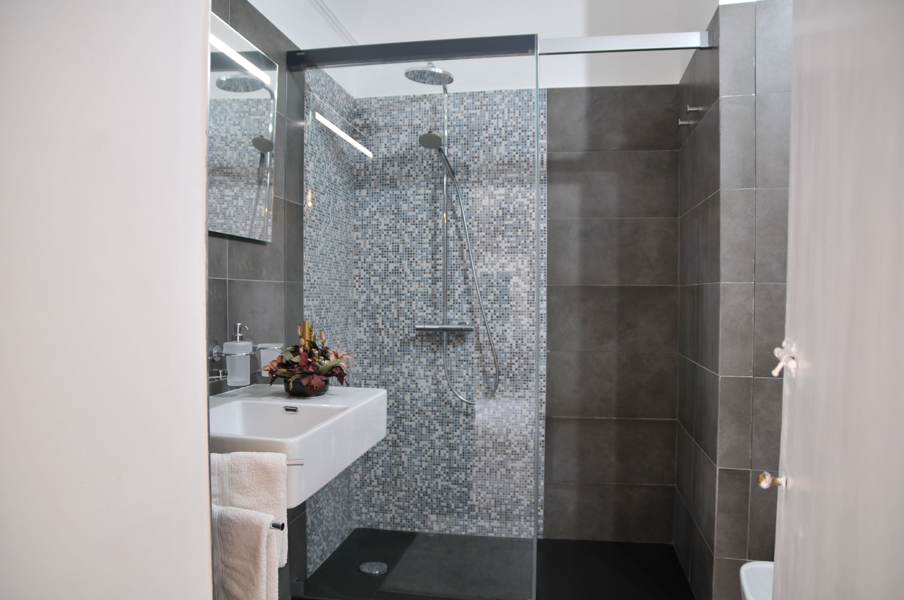 Deluxe Double Room | Bathroom | Free toiletries, hair dryer, bathrobes, bidet