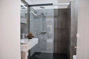 Habitación doble Deluxe | Baño | Amenidades de baño gratuitas, secadora de cabello, batas, bidet 