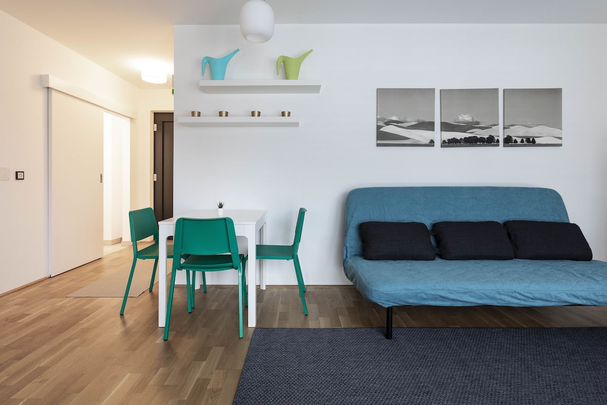 Barrier-free Apartment TOP3 | Wohnzimmer | 80-cm-Smart-TV mit Kabelempfang, Fernseher