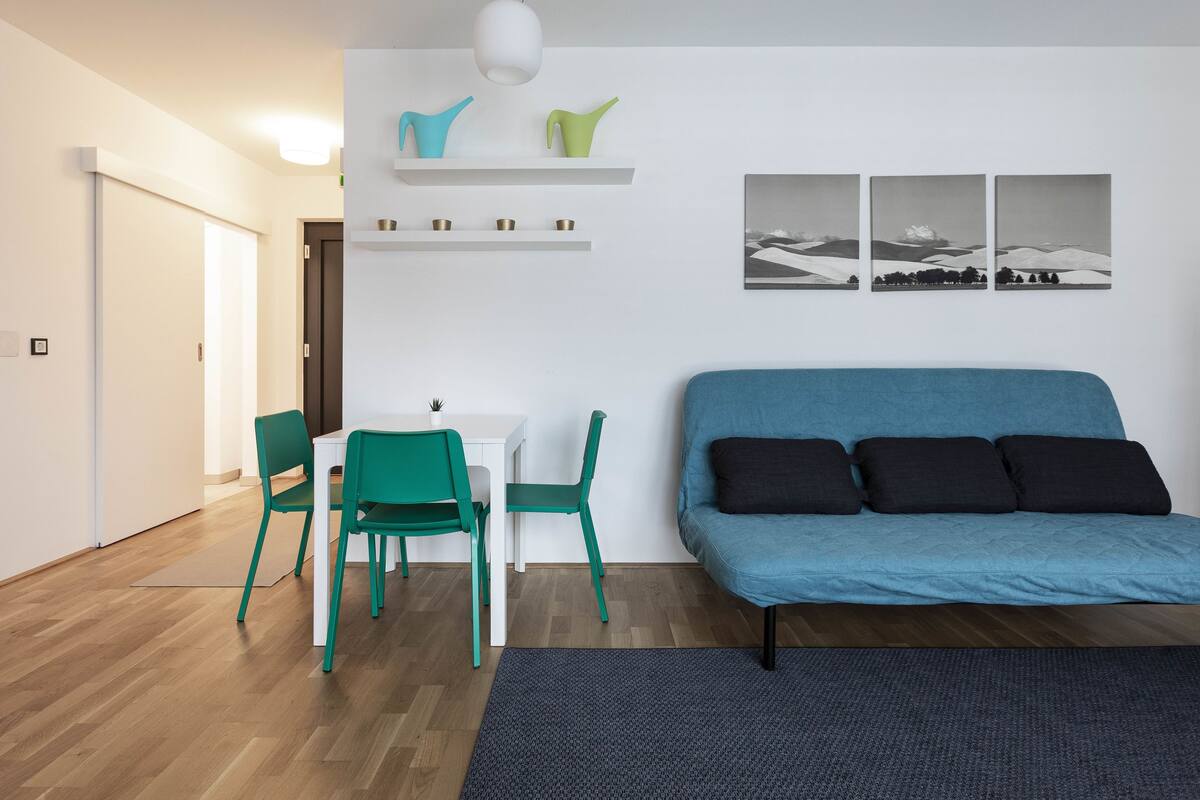 Barrier-free Apartment TOP3 | Wohnzimmer | 80-cm-Smart-TV mit Kabelempfang, Fernseher