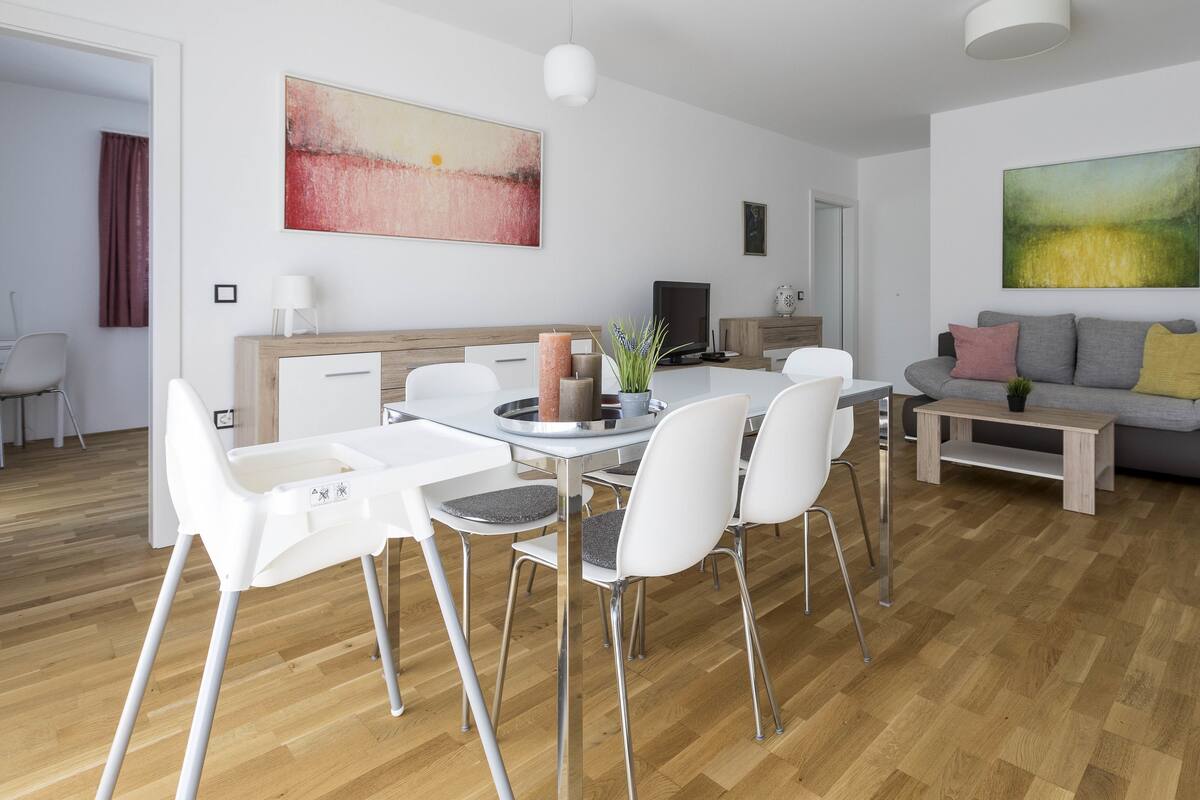 Barrier-free Apartment TOP4 | Wohnzimmer | 80-cm-Smart-TV mit Kabelempfang, Fernseher