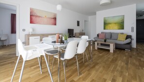 Barrier-free Apartment TOP4 | Sala de estar | Smart TV de 80 cm con canales por cable y televisión 