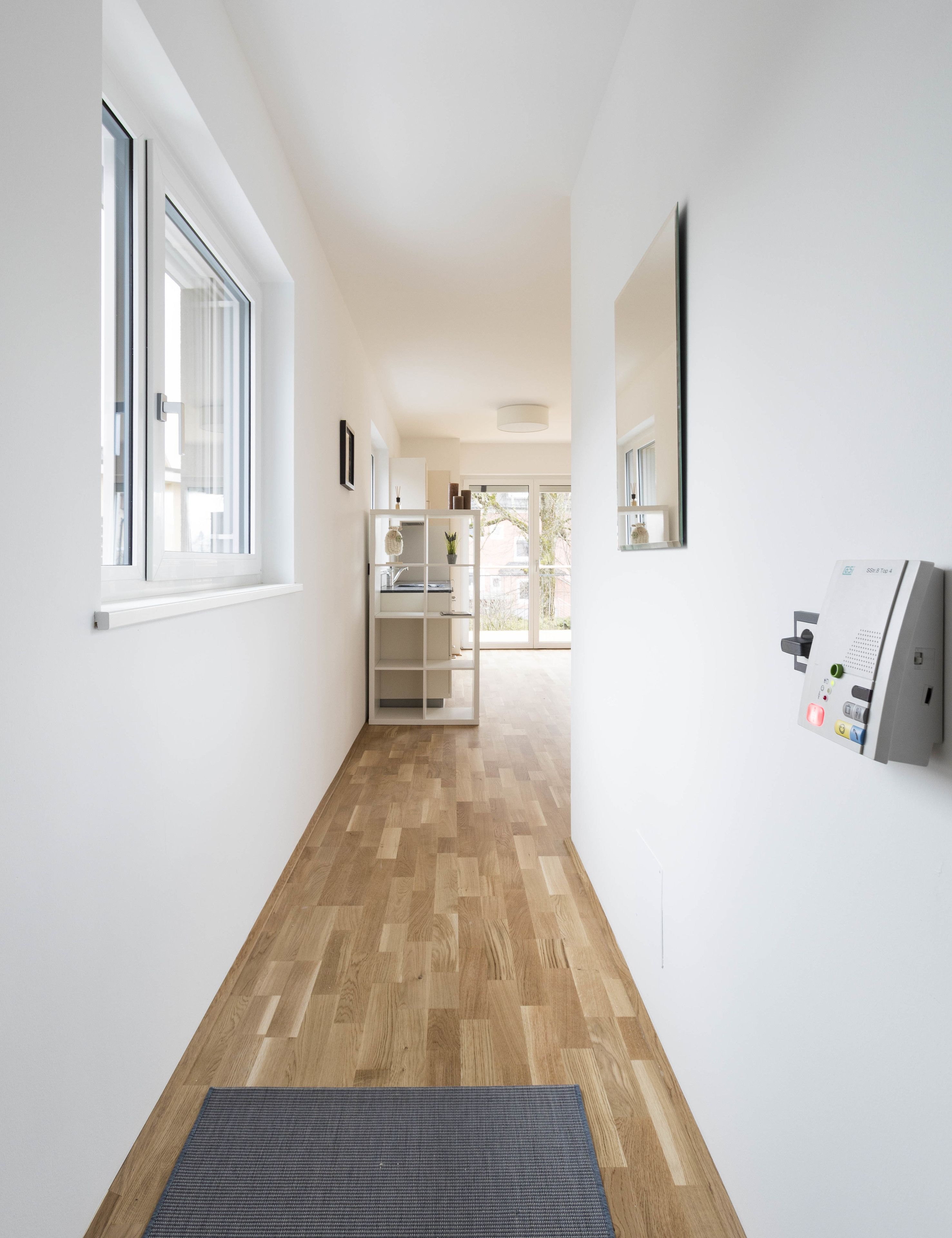 Verdunkelungsvorhänge, schallisolierte Zimmer, Bügeleisen/Bügelbrett