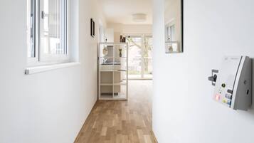 Verdunkelungsvorhänge, schallisolierte Zimmer, Bügeleisen/Bügelbrett