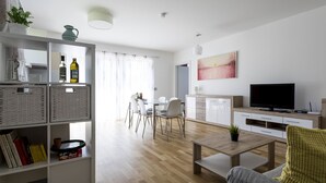 Barrier-free Apartment TOP4 | Ruang keluarga | Smart TV 80-cm dengan saluran TV kabel dan TV