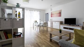 Barrier-free Apartment TOP4 | Wohnzimmer | 80-cm-Smart-TV mit Kabelempfang, Fernseher