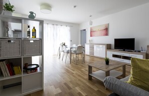 Barrier-free Apartment TOP4 | Phòng khách | Smart TV 80-cm có truyền hình cáp, TV 