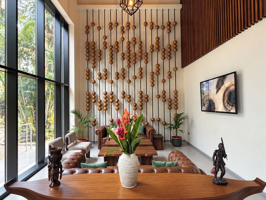 Un interior moderno con una mesa de comedor de madera, una lámpara colgante y una pared con listones verticales de madera.