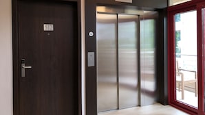 A modern elevator with a digital display and a door marked with the number 512. - Elais Kinshasa (Kinshasa)