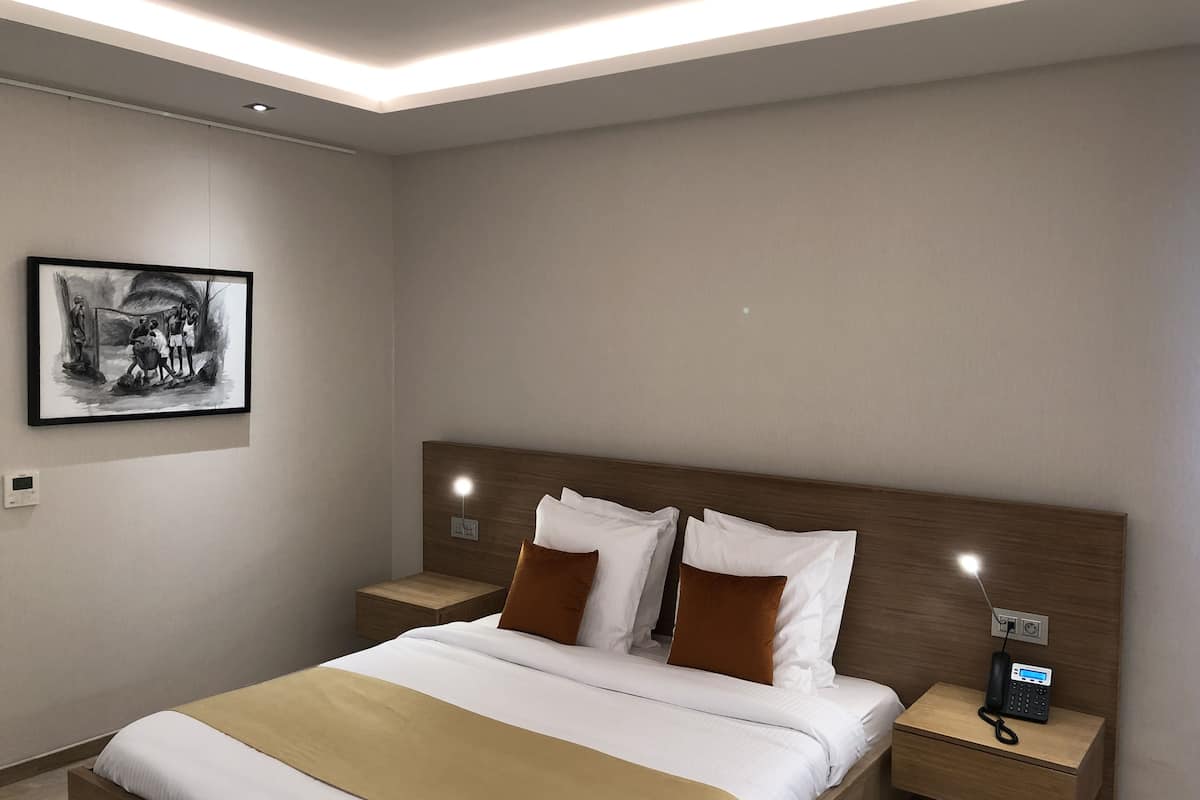 comfort single room, city view | premium bedding, in-room safe, desk, soundproofing