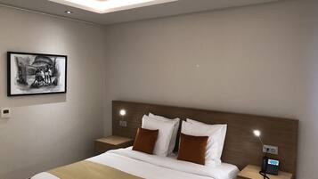 Ropa de cama de alta calidad y caja de seguridad en la habitación