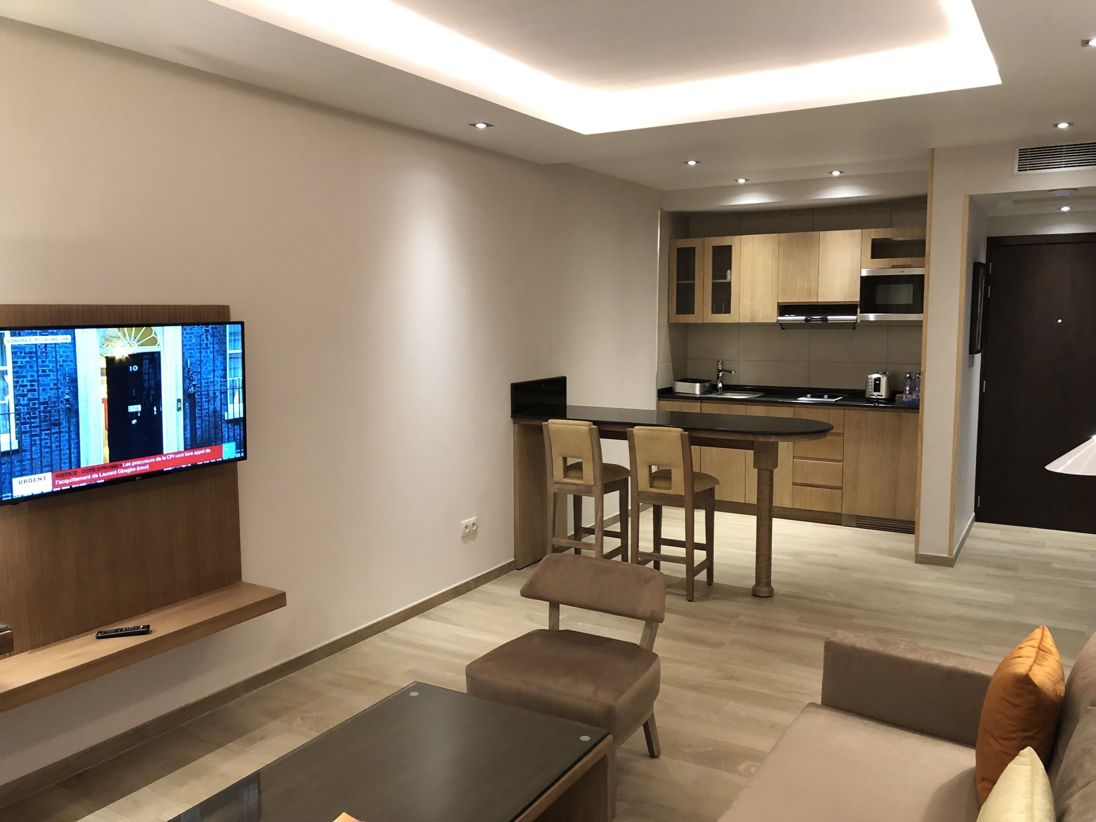 executive apartment, 1 bedroom, non smoking, garden view | private kitchenette | electric kettle