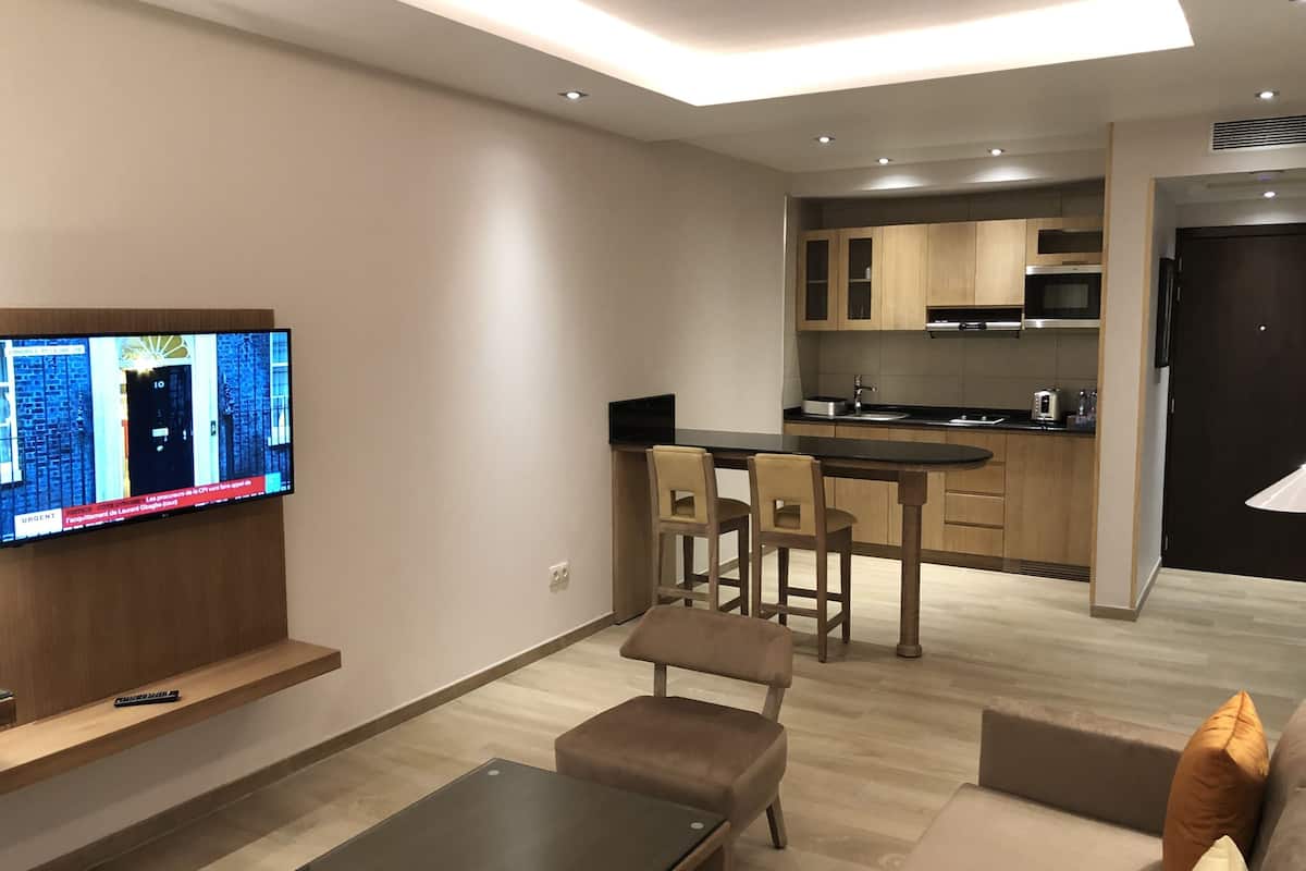 executive apartment, 1 bedroom, non smoking, garden view | private kitchenette | electric kettle