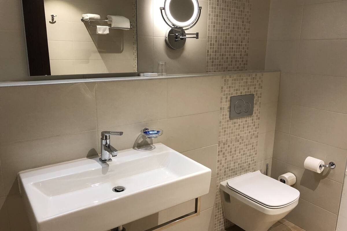 executive apartment, 1 bedroom, non smoking, garden view | bathroom | free toiletries, hair dryer, bathrobes, slippers