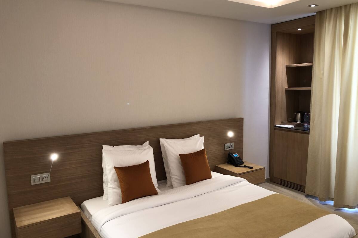 comfort single room, city view | premium bedding, in-room safe, desk, soundproofing