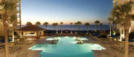 Inomhuspool och utomhuspool