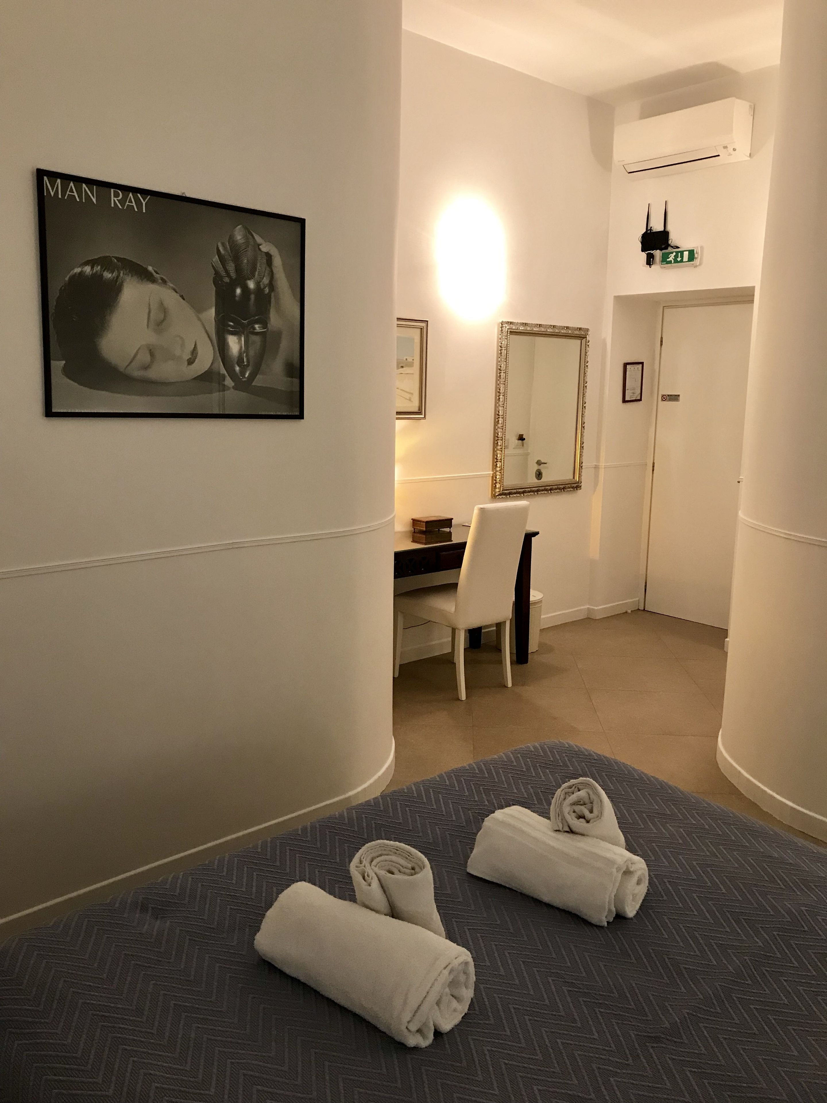 Kahden hengen huone | Tallelokero huoneessa, työpöytä, äänieristys, silitysrauta/-lauta