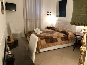 Tweepersoonskamer | Een kluis op de kamer, een bureau, geluiddichte muren