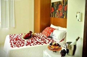 Minibar, desk, blackout curtains, iron/ironing board - Hotel Ouro Norte (Janauba)