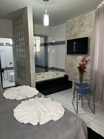 Minibar, escritorio, cortinas blackout y tabla de planchar con plancha 