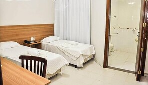 Habitación Deluxe con 2 camas individuales | Minibar, escritorio, cortinas blackout y tabla de planchar con plancha 