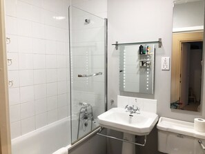 Apartment | Bathroom | Combined shower/bathtub, free toiletries, hair dryer, towels