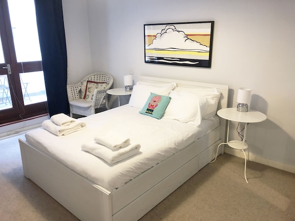 Apartment | Egyptian cotton sheets, premium bedding, desk, laptop workspace