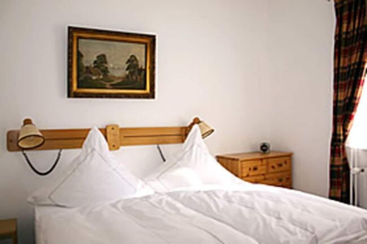 1 soverom, safe på rommet, skrivebord og blendingsgardiner