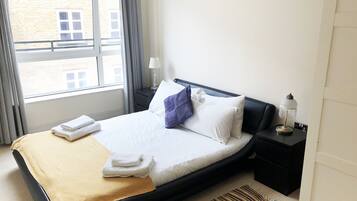 Tabla de planchar con plancha, wifi gratis y ropa de cama