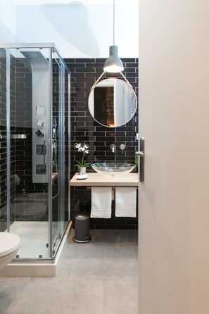 Basic Double Room | Bathroom | Shower, hydromassage showerhead, hair dryer, bidet - Eco di Napoli (Naples)
