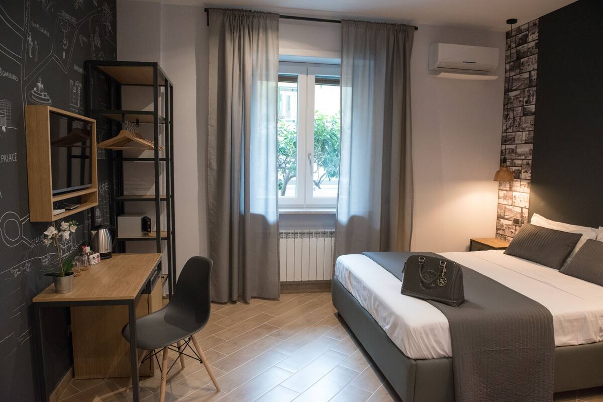 Minibar, in-room safe, desk, WiFi (free)