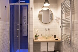 Superior Double Room | Bathroom | Shower, hydromassage showerhead, hair dryer, bidet - Eco di Napoli (Naples)