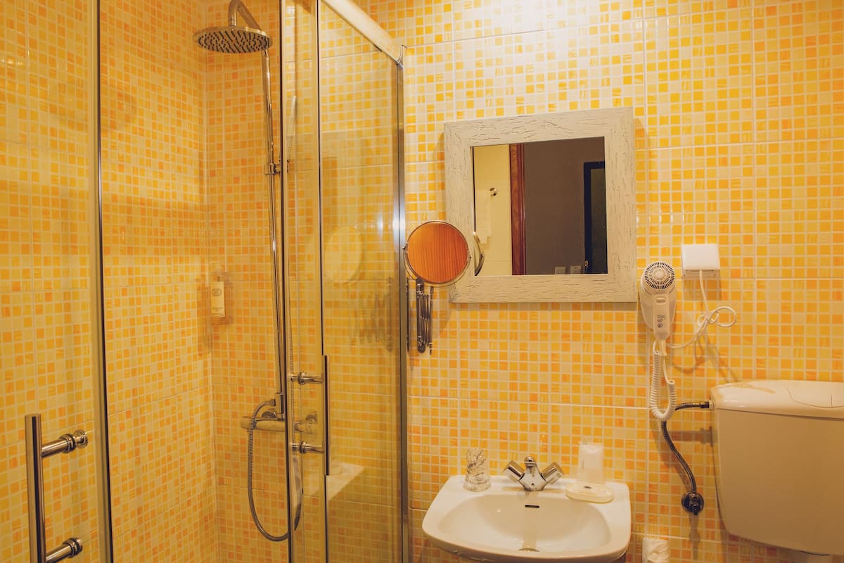 shower, rainfall showerhead, free toiletries, hair dryer