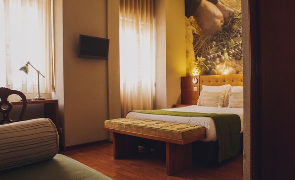 Family Room (2 Adults + 2 Children) | In-room safe, individually decorated, individually furnished, desk - Hotel Império do Rei (Castelo Branco)