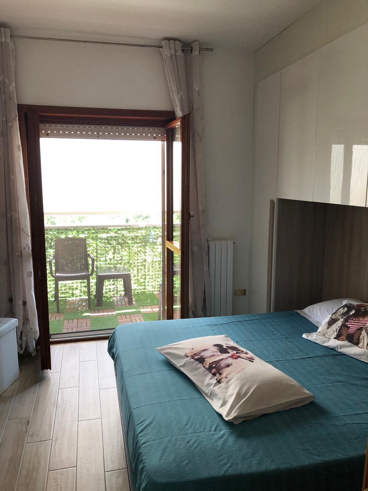 Standard-Dreibettzimmer, Blick auf den Innenhof | Hochwertige Bettwaren, Daunenbettdecken