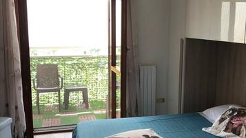 Tripla Standard, vista cortile | Biancheria da letto di alta qualità, copriletto in piuma